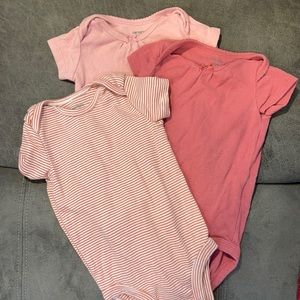3 short sleeve carter onsies. Size 6 month